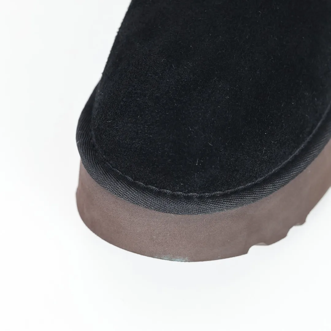Pick up locally 💰700 Core recommended good price It is a very suitable choice for home furnishings. In the new year, uug launched a series of styles, which are partial to the preferences of young consumers and have also moved to the forefront of fashion trends. Shoe body material: water-repellent coated suede upper, 17 mm UGGPURE™ implantable wool insole, lightweight non-slip and comfortable rubber outsole, with brand LOGO and trademark, with full packaging Size: 35 36 37 38 39 40
